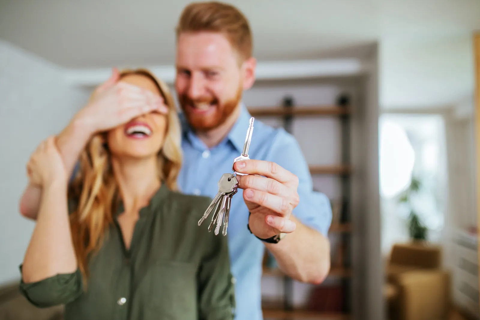 Paar freut sich über die Schlüssel zum neuen Zuhause