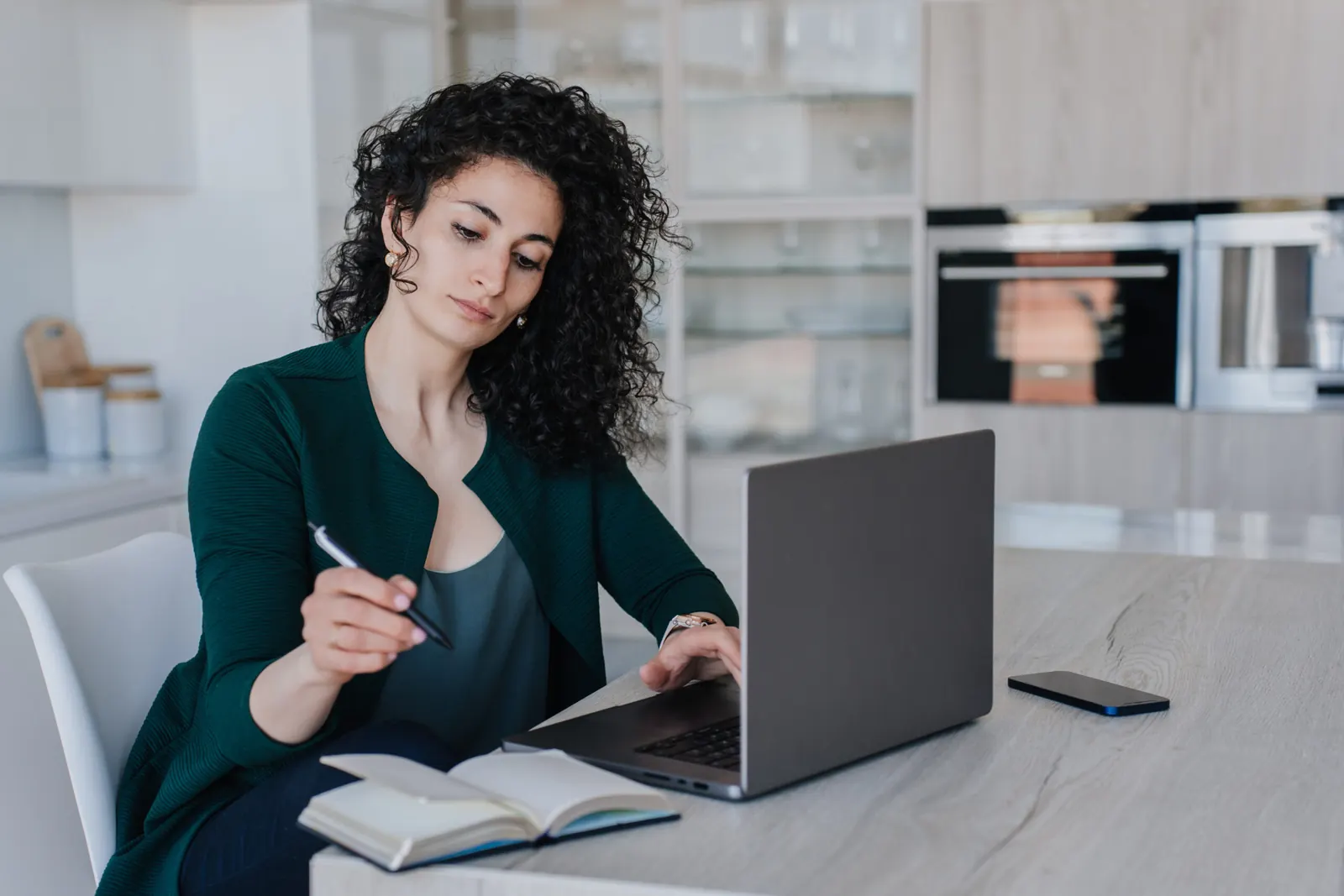 Beratungsgespräch am Tisch mit Unterlagen und Laptop